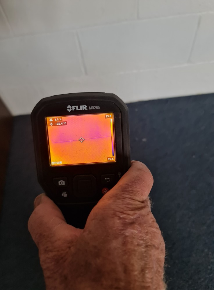 FLIR MR265 moisture meter with a built-in thermal imaging camera